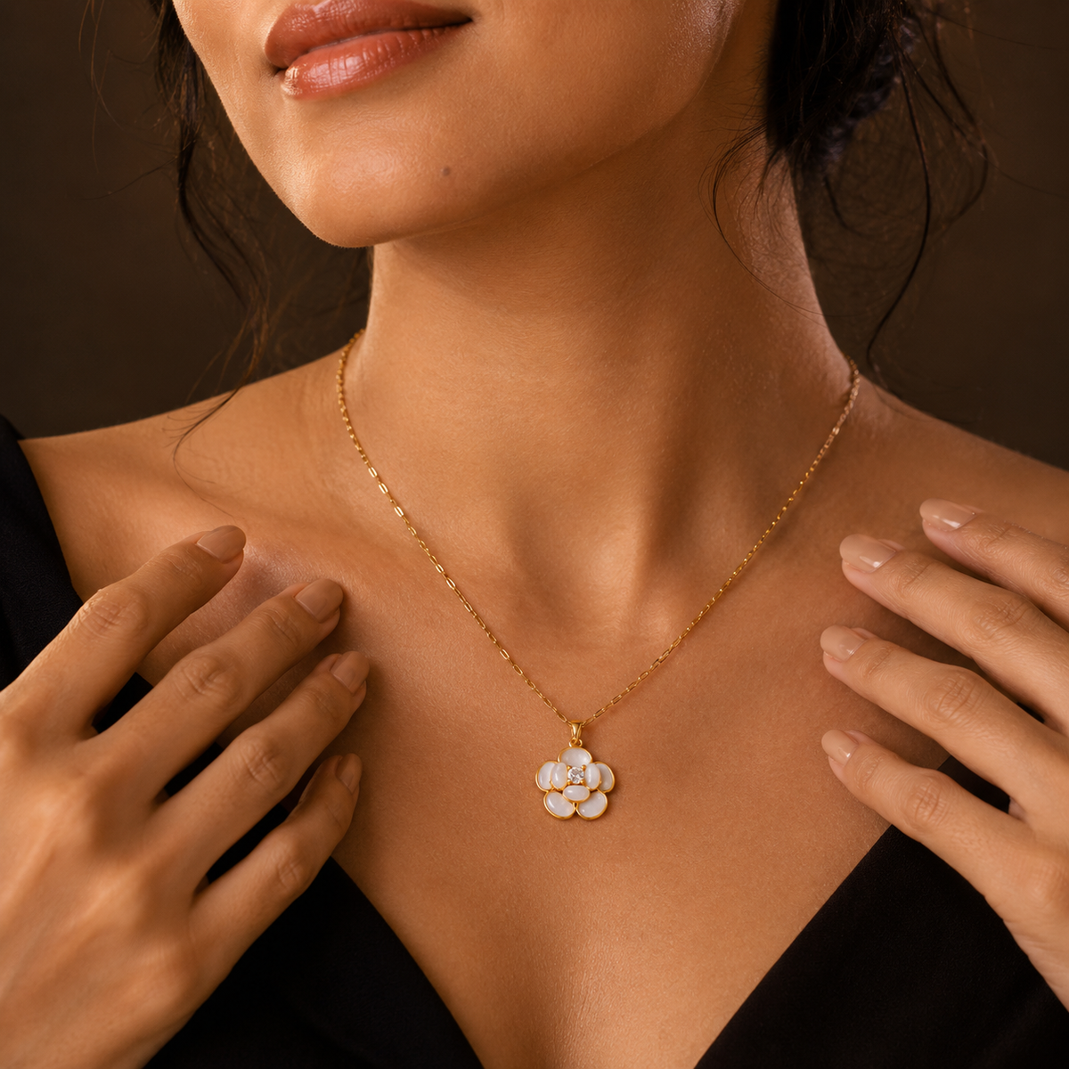 Classic Camellia Shell Pendant Necklace GWN -126